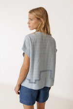 Load image into Gallery viewer, Indi And Cold - Camisa - Cielo 257
