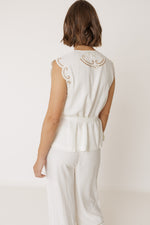 Load image into Gallery viewer, Indi And Cold - Floral Embroidery Camisa Top - Crudo 176
