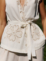 Load image into Gallery viewer, Indi And Cold - Floral Embroidery Camisa Top - Crudo 176
