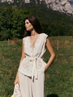 Load image into Gallery viewer, Indi And Cold - Floral Embroidery Camisa Top - Crudo 176
