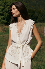 Load image into Gallery viewer, Indi And Cold - Floral Embroidery Camisa Top - Crudo 176
