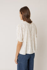 Load image into Gallery viewer, Indi And Cold - Short Sleeved Elastic Camisa Top - Crudo 125
