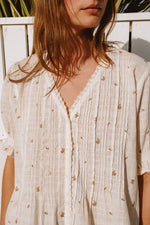 Load image into Gallery viewer, Indi And Cold - Short Sleeved Elastic Camisa Top - Crudo 125
