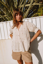 Load image into Gallery viewer, Indi And Cold - Short Sleeved Elastic Camisa Top - Crudo 125
