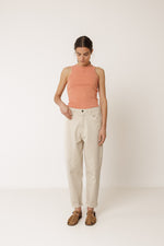 Load image into Gallery viewer, Indi And Cold - Strappy Logo Camiseta Top - Melocoton 410
