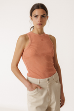 Load image into Gallery viewer, Indi And Cold - Strappy Logo Camiseta Top - Melocoton 410
