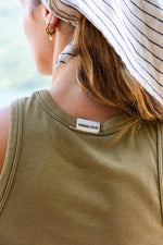 Load image into Gallery viewer, Indi And Cold Strappy Logo Camiseta Top - Khaki 410

