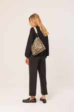 Load image into Gallery viewer, Indi And Cold - Leather Bucket Tote Bag - Black 735
