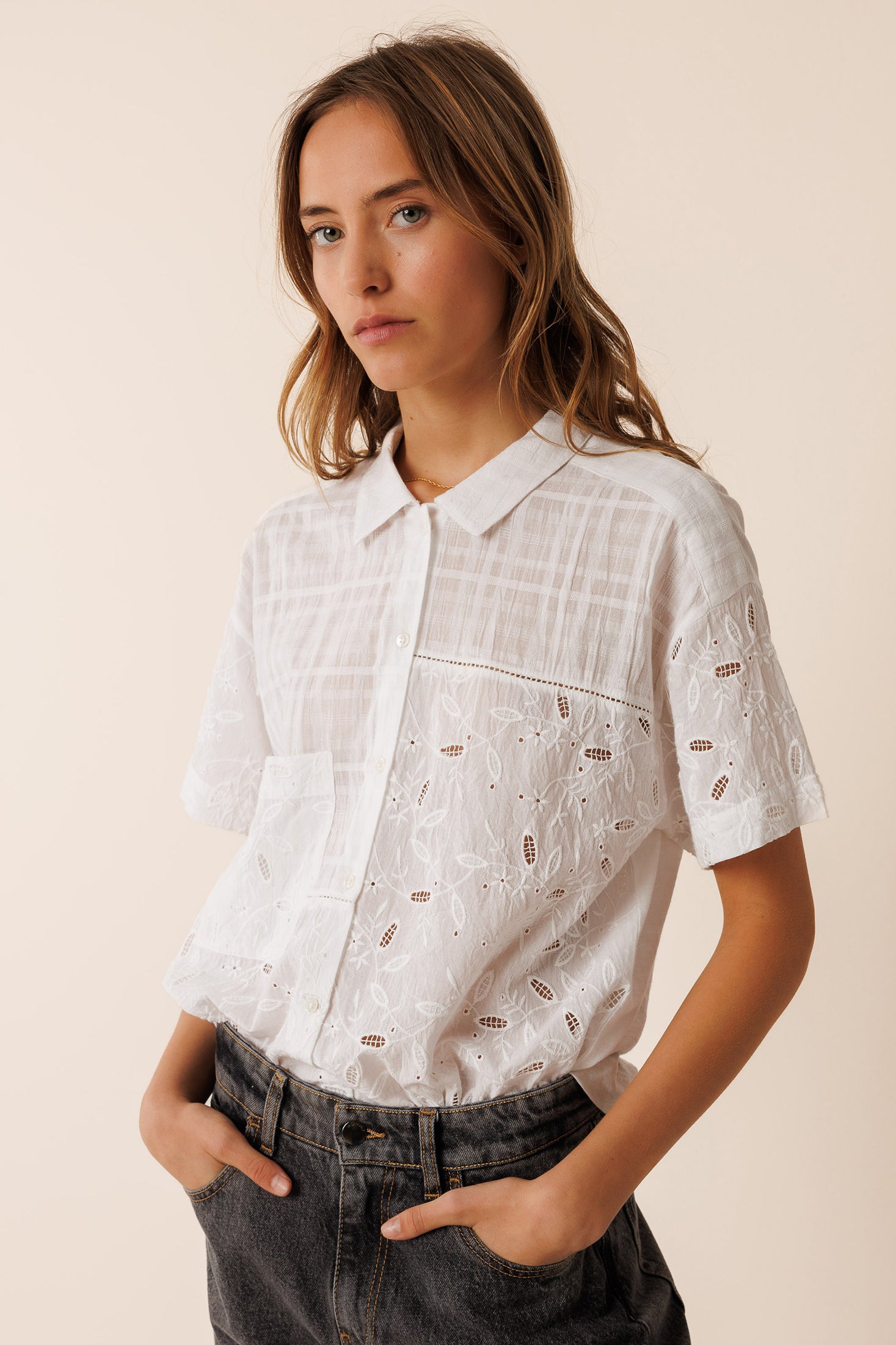 Indi And Cold - Combined Embroidery Short Sleeve Shirt - Blanco 350