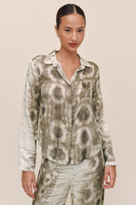 Load image into Gallery viewer, Bella Dahl - Clean Hidden Placket Shirt - Serpent Sage Print
